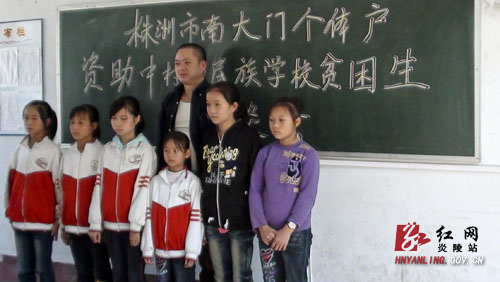 爱心人士来中村乡民族学校捐赠学习用品