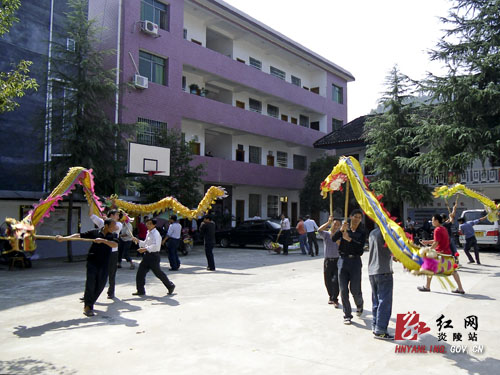 民间舞龙队为海峡两岸炎帝神农文化祭进行紧张排练