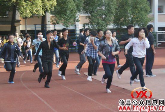 攸县教育系统组织观摩紧急疏散和消防灭火大演练