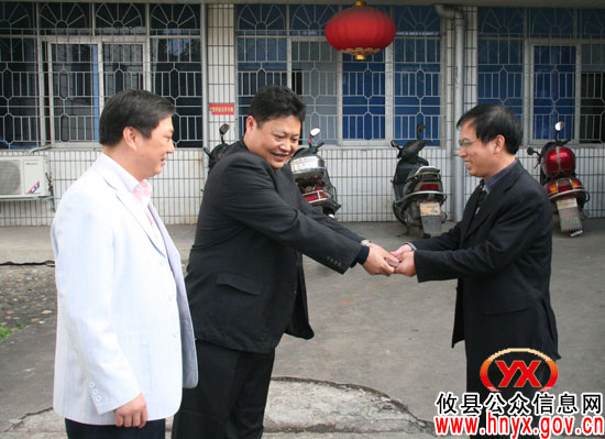 攸县2011年第二期科干培训班学员为贫困学生献爱心