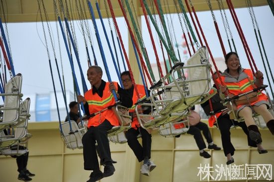 书记市长惦记:请市环卫工人游方特！
