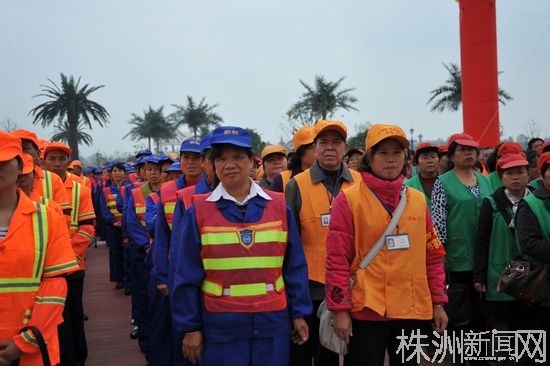 书记市长惦记:请市环卫工人游方特！