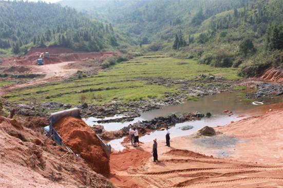 高陇镇光明村干群自筹资金建山塘抗旱魔