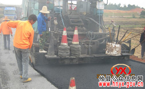 攸县公路局承养的X041线K0-K5段路面正在加紧摊铺