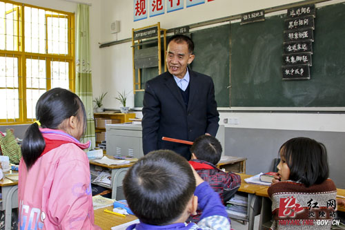 大山深处育芬芳 大爱无声铸师魂