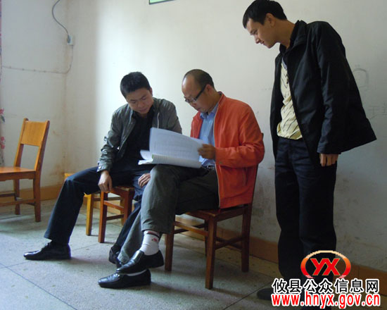 攸县食药品监督局董华贵一行到酒埠江镇督查有关工作