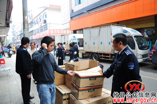 攸县城管执法大队湘东大市场中队上街规劝占道经营户