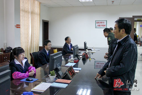 黄诗燕：加强政务中心窗口管理 确保百姓得到优质服务