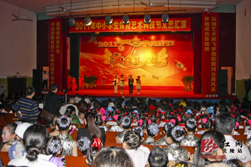 我县隆重举行2011年体育艺术科技节小学部文艺汇演