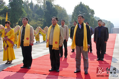 广州军区副司令员邢书成一行前来炎陵县祭祀中华始祖