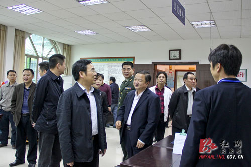 黄诗燕：加强政务中心窗口管理 确保百姓得到优质服务