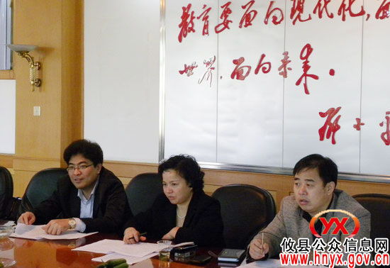汤小红一行到教育局调研指导工作