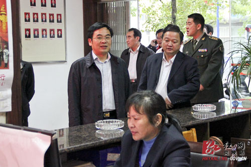 黄诗燕：加强政务中心窗口管理 确保百姓得到优质服务