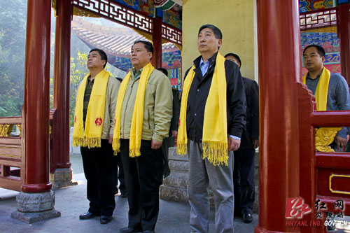 广州军区副司令员邢书成一行前来炎陵县祭祀中华始祖