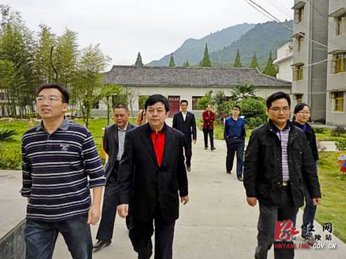 省安全文明校园建设检查组到船形学校检查安全工作