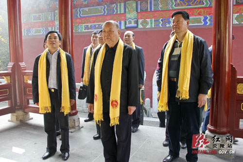 广州军区原司令员李希林上将来炎拜谒始祖炎帝