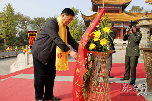 广州军区原司令员李希林上将来炎拜谒始祖炎帝
