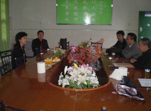芦淞区政府副区长程轶辉前往五里墩中学视察合格学校建设工作