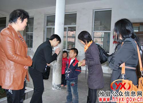 攸县人口计生局关怀贫困留守儿童