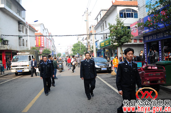 攸县城管执法大队湘东大市场中队上街规劝占道经营户