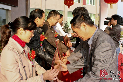 我县为36家新建＂两新＂组织党组织集中授牌