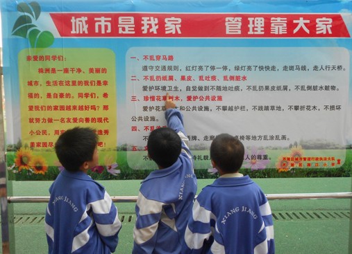 芦淞城管大队加强学校周边市容整治
