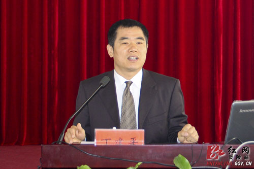 黄诗燕：深刻领会党的十七届六中全会精神 全面推动我县文化大繁荣