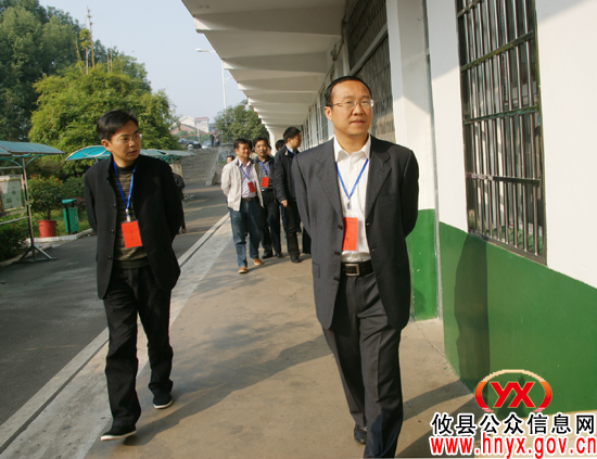 唐卫湘一行巡视中青年干部文化理论水平考试情况
