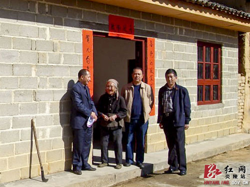 十都镇：九旬老人喜迁新居