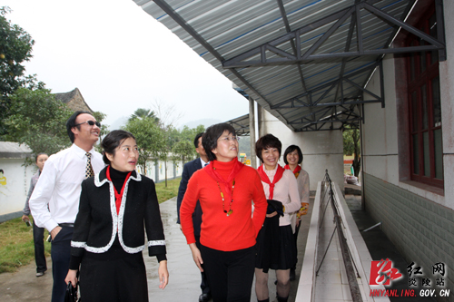 株洲市女企业家联合会爱洒炎陵老区 情系船形学子