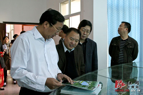 我县为36家新建＂两新＂组织党组织集中授牌