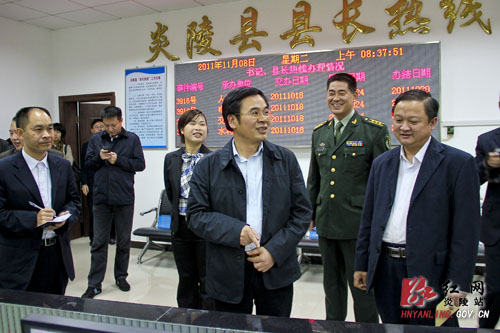 黄诗燕：加强政务中心窗口管理 确保百姓得到优质服务