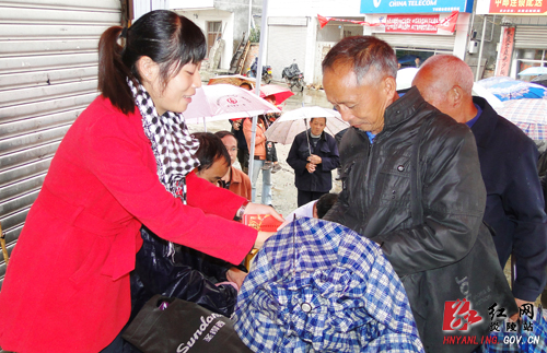 下村乡：花甲老人门口领上养老金