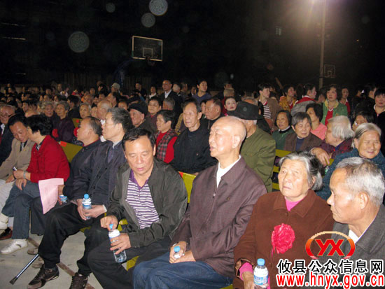 攸县城关镇雪花社区举办中老年广场舞展示晚会