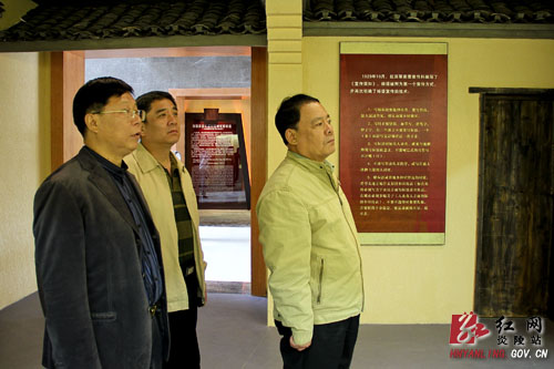 广州军区副司令员邢书成一行前来炎陵县祭祀中华始祖