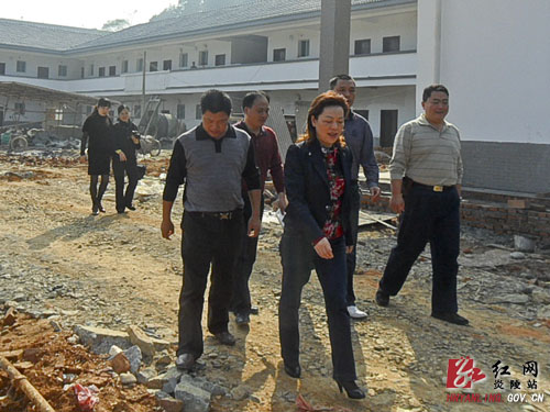 省民政厅副厅长唐白玉一行视察调研沔渡敬老院建设工作