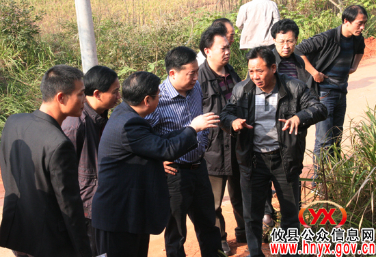 熊炜一行到上云桥镇就垃圾处理场遗留问题现场办公