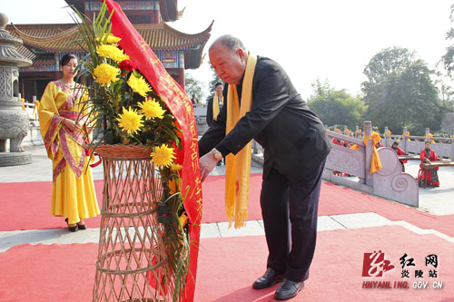 广州军区原司令员李希林上将来炎拜谒始祖炎帝