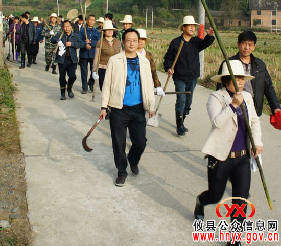 攸县柏市镇组织镇村干部修水利全体组长现场观摩