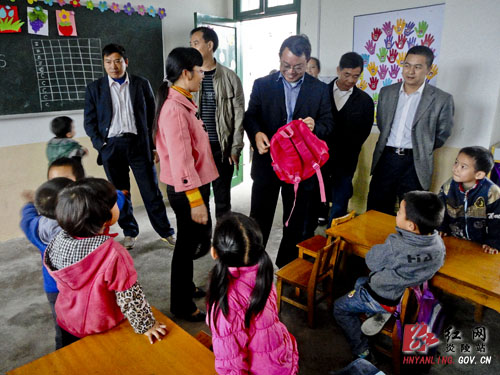 东风乡开展站所工作视察评议活动