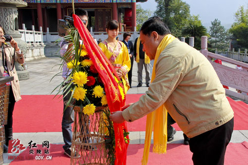 广州军区副司令员邢书成一行前来炎陵县祭祀中华始祖