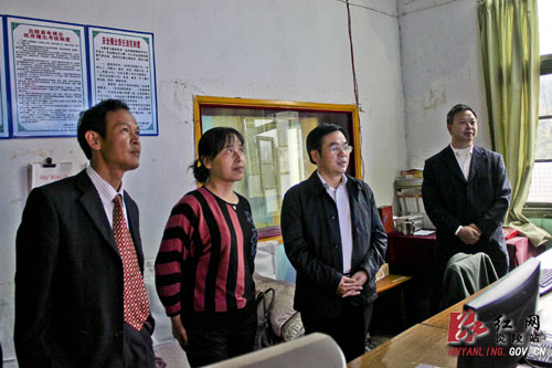 亲切的关怀，殷切的期望 县＂五大家＂领导与记者们共庆＂记者节＂