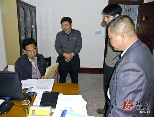 市综治检查组到十都镇检查综治工作