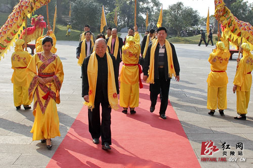 广州军区原司令员李希林上将来炎拜谒始祖炎帝