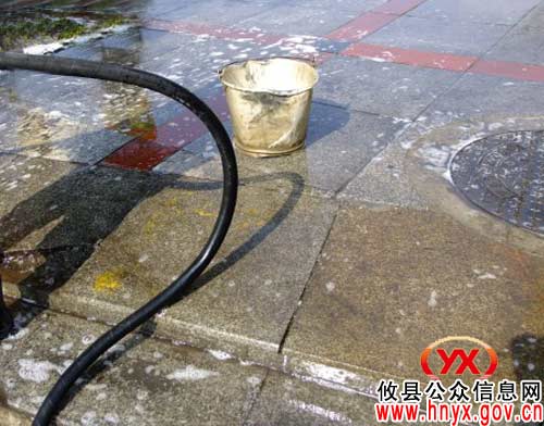 攸县环卫处对县城中心大道污染地面进行清洗