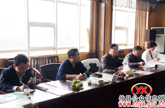 谭小宁一行到县慈善会检查慈善资金使用情况