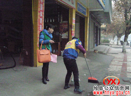 攸县妇联组织妇女志愿者再次上街开展规劝活动