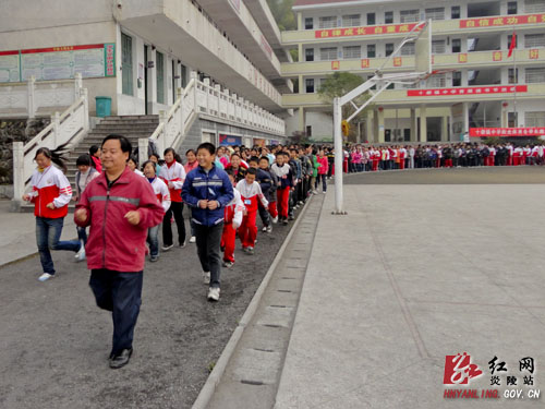 十都镇中学开展＂阳光体育＂冬季长跑活动