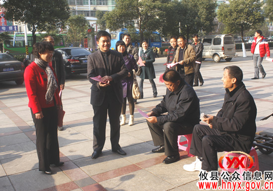 【创文明县城】彭良平、谈湘旭一行再次上街规劝　倡导举止文明