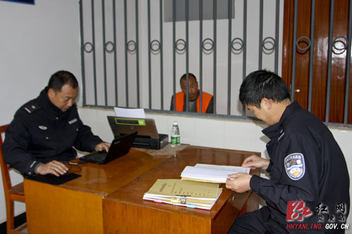 县森林公安局＂亮剑＂ 成功抓获两名网上逃犯